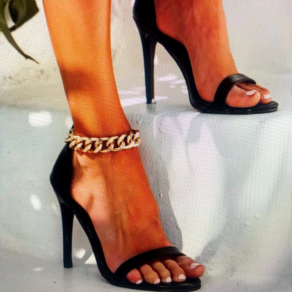 VICI Gold Chain Strap Heel- Size 7 (Black)